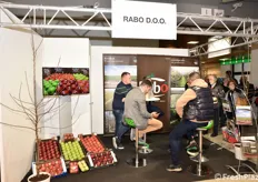Stand della croata Rabo D.O.O., produttrice di frutta con 120 ettari destinati solo al melo e con vivaio da 1 milione di alberi da frutto prodotti.