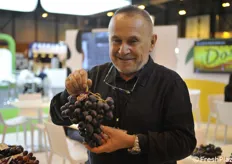 Carlo Lingua mostra con orgoglio un bellissimo grappolo dell'uva da tavola Arra 32