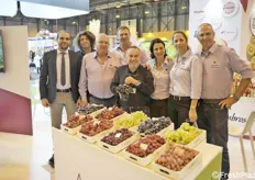 Avifruit/Grapa team, con al centro Carlo Lingua, dietro alle varietà di uva Arra