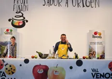 L'evento ha visto anche la partecipazione del campione nazionale di cocktail Iván Talens, incaricato di offrire due prodotti a base di mele preparati per i partecipanti.
