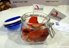 Spicchi di mele a polpa rossa: due le varietà che sono comprese sotto il marchio commerciale RedMoon.