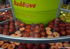 Uno dei primi esemplari di mela a polpa rossa, sviluppata da Markus Kobelt di Lubera, Svizzera e lanciata oltre dieci anni fa.