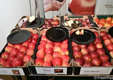 Assortimento di varietà di mele nello stand René Nicolai.