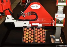 Nello stand Fruit-Tec, due cassette di mele messe a confronto per dimostrare l'utilità di una particolare tecnologia.