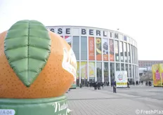 L'ingresso della Fiera di Berlino, sede del Fruit Logistica. Presenti oltre 3000 espositori di cui 540 aziende italiane. Tutto il mondo dell'ortofrutta ruota attorno a questa manifestazione