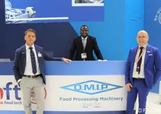 I direttori Francesco Pannullo e Alfonso Califano della O.M.I.P. insieme al sales manager Timothy Ahiagba (al centro).