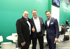 Olaf Zahm (al centro) e Stephan Christoph (a destra) a colloquio con un operatore del settore.