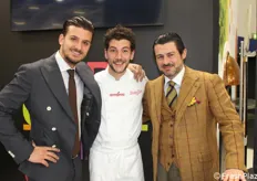 Mario Mellone e Marco Eleuteri (OP Armonia) con il pizzaiolo Valentino Tafuri (al centro).