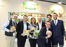 Il sorriso del team Bonduelle nel mostrare parte della gamma aziendale per il mercato italiano.