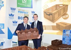 Paolo Caiazzo (direttore commerciale) e Pietro Iannicelli (area commerciale) di Plastica Sud mostrano il nuovo Twistbox, con un eccellente rapporto di impilabilità 1 a 8.