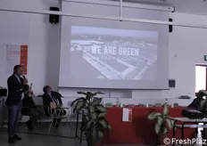 Videoproiezione della presentazione dell’azienda Masseria Fruttirossi. A sinistra, Davide De Lisi