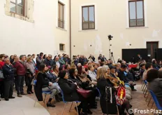 Pubblico presente nella corte del Palazzo Baronale di Scanzano Jonico (Matera)
