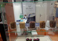 Linea dei trasformati di frutta a guscio di filiera siciliana tracciata a marchio Monil