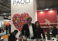 Ugo Paoli, titolare dell'azienda Sottobosco Paoli e Sara Sanvito promuovono tra le varie referenze di frutta uno squisito nettare di mirtillo