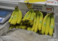 Un cartone di banane appena aperto