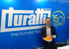 Thanh Nguyen (Lee), rappresentante Turatti nel sud est asiatico, mostra un piatto di spaghetti di carote appena realizzato con una macchina esposta