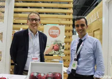 Massimo Perotto (responsabile commerciale) e Davide Tolosano (referente commerciale) di Lagnasco Group. Eplì è una mela lanciata dalla società agricola cooperativa di Cuneo e molto caratterizzata per gli aspetti etico sociali della produzione.
