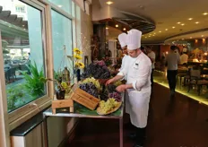 Due chef curano la presentazione dell'uva di Mazzarrone all'interno di prestigioso hotel