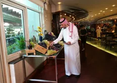 Un cliente arabo si accinge a consumare l'uva siciliana per la prima colazione