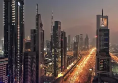 Il traffico di Dubai alle ore 21 circa che dà le dimensioni di una delle maggiori città del Medio Oriente. La foto e' stata scattata dal 43simo piano di una delle tanti torri