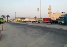 Parziale del mercato ortofrutticolo di Dubai con visuale sulla Moschea