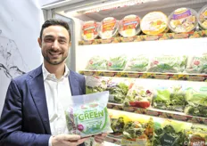 Andrea Battagliola de La Linea verde mostra la nuova confezione biodegradabile compostabile Un Sacco Green