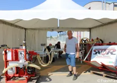 Elvio Roberto dell'azienda Romani Roberto specializzata in macchinari per l'impollinazione del kiwi