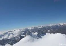 Ecco l'inverno perenne dei ghiacciai della Val Passeria, visto dall'elicottero.