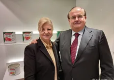 Filippo Torrente e la moglie Lia Ruocco ad accogliere i  clienti a TuttoFood 2021. La Torrente trasforma pomodoro 100% campano in sughi, pelati e passate e conserve di orticole.