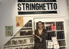 Stefania Carniel, responsabile della comunicazione dell’azienda Stringhetto, specializzata nella produzione artigianale di confetture e cioccolato, presenta a TuttoFood la nuova giardiniera di conserve vegetali assortite.