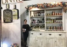 Katia Di Vito, titolare e responsabile marketing dell’azienda produttrice di conserve vegetali in olio extravergine. Segue gallery dei prodotti a marchio.