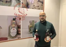 Vincenzo Cutraro, titolare del marchio famigliare "Bar La Fragola", produce liquori artigianali di frutta tipica siciliana.