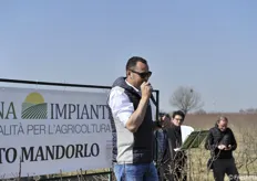 Matteo Ferrari mentre descrive le caratteristiche dell'impianto, 3 ettari di mandorleto intensivo 