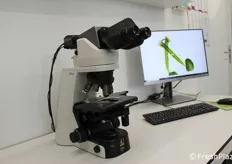 Visita ai laboratori di Nova Siri Genetics. In foto il microscopio ottico ad alta risoluzione.