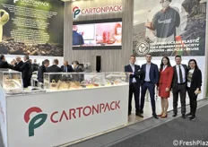 Foto di gruppo per Cartonpack nello stand del padiglione degli italiani