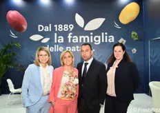 Antonio Ruggiero, la famiglia delle patate. Da sinistra: Maria Teresa Ambrifi, Luisa Ruggiero, Angelo Ruggiero ed Elisa Guidi