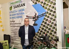 Giovanni Petriliggieri presso lo stand PheroMED Fly, che ha esposto droni per l'agricoltura di precisione. 