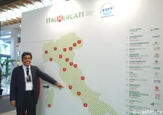 Fabio Massimo Pallottini mentre indica la sede del CAR-Centro Agroalimentare di Roma, facente parte del network dei mercati all'ingrosso Italmercati.