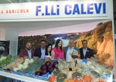 Foto di gruppo allo stand della F.lli Calevi. Ultimi due da sinistra: Stefano Calevi e Dino Amici.