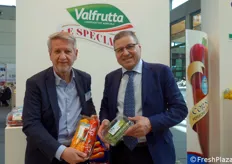 Stefano Soli di Valfrutta e Carmelo Calabrese della siciliana Colle D'Oro mostrano alcune specialità a marchio.