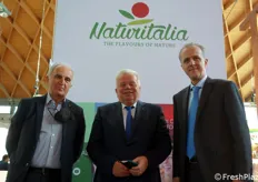 Gabriele Ferri e Augusto Renella insieme al presidente Naturitalia Roberto Cera (al centro).