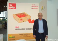Pietro Paolo Ciardiello, direttore della Coop Sole, qui insieme al marchio di punta della fragola SìBon.