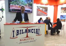 L'amministratore unico de I Bilanciai, Carlo Bizzoca, a colloquio con alcuni clienti mentre dietro lo stand troviamo Edoardo Pazienza (Sales and management).